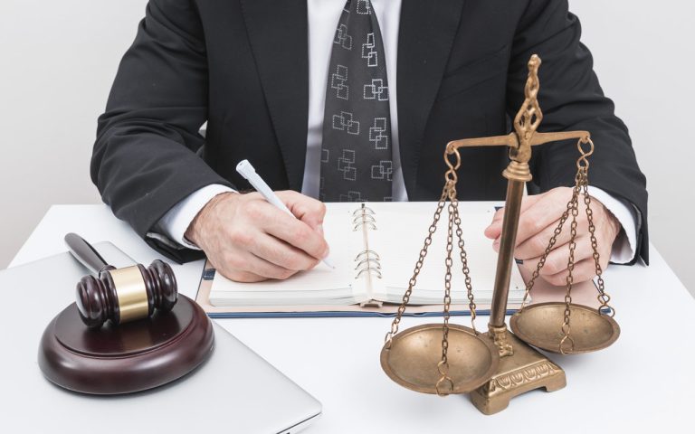 تفاوت وکیل کیفری با وکیل حقوقی